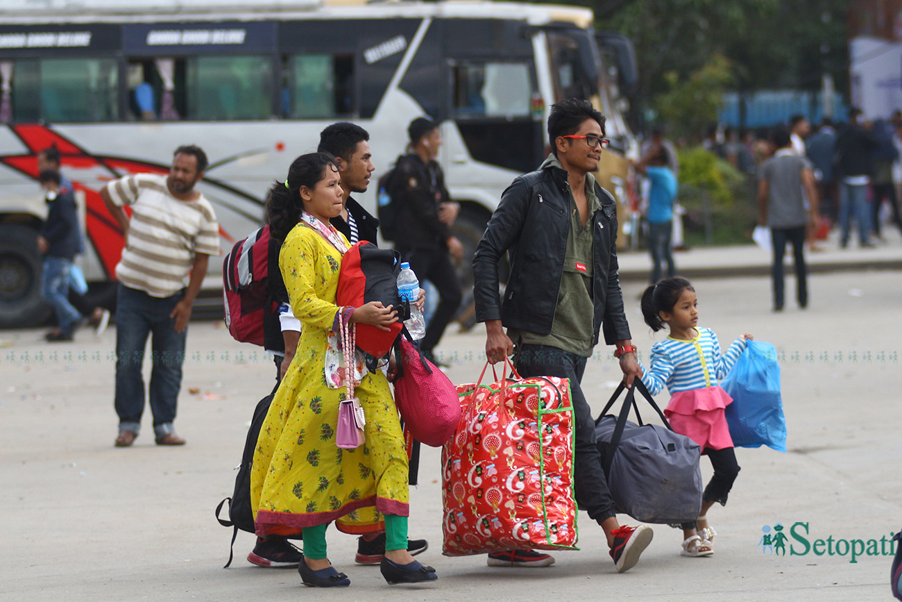 https://www.setopati.com/uploads/shares/2019/01/sujita/Going home in Dashain (1).jpg